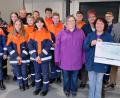 Bild: le
4500 Euro gab es für die beiden Kindergärten und die Jungfeuerwehr durch den aufgelösten SoVD-Ortsverband. Stehend von rechts: Fritz Sommer, Sebastian Reil, Brigitte Beer, Heidi Hippmann und Alexandra Gailitzdörfer. Bild links: Bürgermeister Robert Lindner. Dritte von links: Stellvertretende Jugendleiterin Julia Günther.