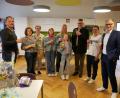 Bild: hmr
Mit einem Glas Sekt wurde Frühstückslotsin Diana Männer verabschiedet. Von links Robert Lang, Gabriele Treml-Laubert, Konrektorin Kerstin Münchmeier, Diana Männer mit ihren beiden Töchtern, Klaus Schuster, Silvia Engel und Bürgermeister Bernd Sommer.
