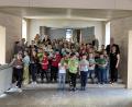 Bild: Klaus Schuster/exb
Kürbispflänzchen zur Aufzucht und Pflege bekamen die Kinder in den dritten Klassen der Markgraf-Diepold-Schule Waldsassen von Klaus Schuster und Silvia Engel (vorne rechts) vom Obst- und Gartenbauverein überreicht.