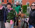 Bild: le
Schon in der ersten Stunde glückte Edeltraud Eck das Los mit dem Hauptpreis. Von links: Zweite Vorsitzende Renate Staschewski, Edeltraud Eck, Vorsitzender Markus Staschewski und Kassiererin Sabrina Lacher.