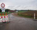 Bild: gz
Die Paßenriether Straße in Eslarn wird breiter, bekommt Ausweichstellen und einen stärkeren Oberbau. Ab Juni soll die Sperrung vorbei sein.