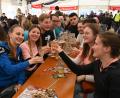 Bild: gf
Im Ziel angekommen, wird gefeiert. Das war auch das Motto der Kirwaleit aus Edelsfeld, die sich das eine oder andere Gläschen gönnten.