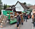 Bild: lg
Auf dem Platz hinter dem Rathaus entwickelt sich bei der Wanderinszenierung ein reges Spielgeschehen. Vorher musste aber beim Bühnenaufbau und bei der Requisitenanlieferung Schweißarbeit geleistet werden.
