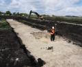 Bild: Tennet/exb
Die ersten archäologischen Voruntersuchungen auf der Trasse des Süd-Ost-Links in Bayern laufen. Wie hier bei Landshut entlang der A92 sollen noch im Mai auch bei Leuchtenberg die Bagger anrücken. Auf den Flächen werden geologische Sondagen angelegt. Archäologen dokumentieren die Befunde