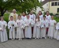 Bild: Kunz
Mit Stadtpfarrer Gottfried Schubach und den Ministranten feierten acht Kinder in St. Johannes Erstkommunion.