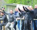 Bild: Thomas Schrems
Trainer Markus Pappenberger (Mitte) jubelt mit dem Wiesauer Anhang: Mit dem 2:0-Erfolg bei den Sportfreunden Kondrau wahrte die SpVgg Wiesau die Chance auf den Klassenerhalt.