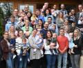 Bild: gf
Die im Jahr 2022 zur Welt gekommenen Kinder der Gemeinde Poppenricht sowie deren Eltern, denen Bürgermeister Hermann Böhm (hinten rechts) das Begrüßungsgeld sowie eine CD mit Kinderliedern überreichte.