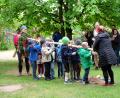 Bild: wlr
Ganz aufgeregt, aber mit viel Applaus tragen die Buben der "großen Krokodile" den Baum auf den Festplatz.