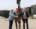 Bild: e
Kümmersbrucks Bürgermeister Roland Strehl (von links), Oberstleutnant Martin Hillebrand und Oberregierungsrat Reinhard Schober, Leiter Bundeswehrdienstleistungszentrum Amberg, freuen sich auf den Tag der Bundeswehr in der Schweppermannkaserne.