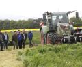 Bild: Hirsch
Die Teilnehmer am "Wiesen-Tag" des Landwirtschaftsamtes beobachten den Einsatz eines Doppelmesser-Mähwerks mitz einer Schnitthöhe von zehn Zentimetern.