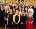 Bild: Kunz
Nach ihrer Konfirmation mit den Pfarrerinnen Christian Weber (links) und Stefanie Endruweit (rechts) sind die 19 jungen Leute vollwertige Mitglieder der evangelischen Gemeinde.
