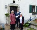 Bild: jp
Der Kastler Bürgermeister und stellvertretende Landrat Stefan Braun übergab bei der Wiedereröffnung des Kastler Heimatmuseums einen Spendenscheck an Birgitta Englhard (links) und Anna Maria Weiß.