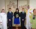 Bild: bk
Pfarrer Marcio Trentini und Diakonin Vivian Bayer-Trentini freuen sich mit (von links) Nico Schambach. Lea Eglmeier und Maurice Gmehling. Anita Seifert (rechts) gratuliert für Kirchenvorstand und Gemeinde.