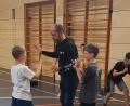 Bild: Grundschule Bad Neualbenreuth/exb
Das Kravmaga-Team aus Wiesau besuchte jetzt die Grundschule Bad Neualbenreuth und hielt dort eine Schnupperstunde "Selbstverteidigung".