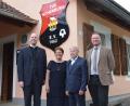 Bild: bö
Seinen 85. Geburtstag feierte Johann Schindler im Sportheim des TuS Hohenburg, dessen Ehrenmitglied er ist. Neben seiner Frau Barbara gratulierten Pfarrer Hans Jürgen Zeitler (links) und Bürgermeister Florian Junkes (rechts).