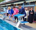 Bild: Forster/exb
Freudestrahlende Gesichter bei der Eröffnung des sanierten Schätzlerbades in Weiden. Oberbürgermeister Jens Meyer, SV-Vorsitzende Ilona Forster und Stadtkämmerin Cornelia Taubmann schneiden symbolisch das rote Band durch.