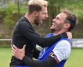 Bild: Thomas Schrems
Der TSV Bärnau steht vorzeitig als Meister der Kreisklasse Stiftland und Aufsteiger in die Kreisliga fest. Entsprechend groß war die Freude bei Spielertrainer Andreas Ott (links) und Kapitän Luca Gleißner.