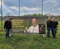 Bild: dob
"Meine Leidenschaft für die Blasmusik treibt mich seit über 50 Jahren an", versichert Kapellmeister Josef Wolfrath, der von einem Banner auf dem Altenstadter Fußballplatz strahlt. Es handelt sich um eine Imagekampagne des Nordbayerischen Musikbunds. Vorsitzender Daniel Fenzl (links) brachte das Banner mit Musikerkameraden am Montag an.
