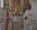 Bild: Katrin Zinnecker/exb
Der ehemalige Pfarradministrator von Münchenreuth, Pater Friedhelm Czinczoll (OSFS), zusammen mit dem Kommunionkind Lena Wagner und Pfarrvikar Dr. P. Timon Ochieng Odeny (von links) in der Pfarrkirche St. Emmeram..