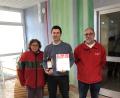 Bild: BRK Wiesau/exb
Auf dem Foto von links: Petra Meierl, stellvertretende Leitung sozialer Dienst, und Richard Meierl, stellvertretender Bereitschaftsleiter, dankten Stefan Wenzel (Mitte) für 50 Blutspenden.