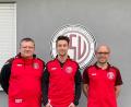 Bild: TSV Tännesberg
André Klahn (Mitte) wird neuer Trainer in Tännesberg. Abteilungsleiter Sven Stock (links) und Tom Hauer fädelten die Verpflichtung ein.