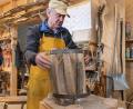 Bild: Susanne Forster
Herbert Konrad ist Motor des Arbeitskreises Historisches Handwerk und zeigte während des Fassbinderkurses, wie das Fässerherstellen funktioniert. Die sogenannten Dauben (gebogene Holzblöcke) ordnet er in einem Setzreifen ringsum an.