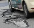 Symbolbild: Arne Dedert/dpa
Etliche Kreisstraßen sind reparaturbedürftig.