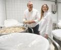 Bild: Gabi Schönberger
Vater und Tochter prüfen den Sauerteig aus eigener Herstellung. Sophie will in die Fußstapfen von Gerhard Brunner treten.