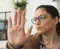 Bild: Gabi Schönberger
Juliane Meier zeigt ihre rechte Hand. Sie sagt, die Entzündung dort sei nach der Corona-Impfung aufgetreten.