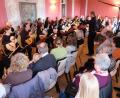 Bild: do
Saitenklänge erfüllen zum Muttertag den Musiksaal des Klosters Speinshart. Das Gitarren- und Mandolinenorchester Bayreuth unter Leitung von Daniel Ambarjan bietet ein "vielsaitiges" Programm.