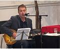 Bild: Christin Präßler/exb
Autor und Musiker Pötzsch bei der Abendlesung in der Spitalkirche.