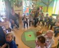 Bild: Gemeinde Pullenreuth/exb
Zum Tag der Kinderbetreuung hatten die Buben und Mädchen des Kinderhauses Steinwaldzwerge für die Erzieherinnen etwas vorbereitet.