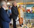 Bild: krb
Stadtpfarrer Josef Häring (von links) bestaunt mit Bischof Rudolf Voderholzer die Passionsausstellung mit Figuren von Maria Mende, die auch die einzelnen Szenen erläutert.