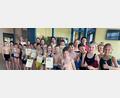 Bild: pop
Lachende Gesichter gab es bei den Siegern des Grundschulwettbewerbs Schwimmen in Kümmersbruck.