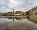 Bild: Armin Weigel/dpa
Mehrere Hundert Liter Öl sind bei Regensburg in die Donau gelaufen.
