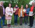 Bild: jr
Nach der Maiandacht in der Pfarrkirche überreichte das Landvolk Leonberg je 500 Euro an die Kinderkrebshilfe Oberpfalz Nord und den „Bunten Kreis" Nordoberpfalz. Von links Bürgermeister und Landvolk-Vorstandsmitglied Johann Burger, Marina Luttels (Bunter Kreis), Renate Bauer und Angelika Schneider (beide Landvolk) sowie Beate Gmeiner und Thomas Mathes (Kinderkrebshilfe).