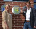 Bild: as
Die Löcher sind noch nicht gebohrt, aber Schulleiter Thomas Metzler und Anja Wriedt-Wiesend halten schon mal das Schild frisch aus der hauseigenen Metallwerkstatt an die Wand: Das Berufsschulzentrum Wiesau hat Pionierarbeit bei der Einführung des neuen Fachs "Persönliche Entwicklung" geleistet.