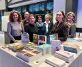Bild: gmü
Im Future Lab nehmen die Autorinnen das Publikum mit auf eine Reise in die Vergangenheit. Von rechts: Petra Teufl, Sabine Rädisch, Sabine Guhl (Regionalbibliothek Weiden), Tanja Wagner (Bücherei Weiherhammer), Sonja Silberhorn, David Rester (LUCE) und Gerda Stauner