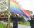 Bild: Gabi Schönberger
Oberbürgermeister Jens Meyer (links) und die Gleichstellungsbeauftragte der Stadt Weiden, Susanne Reinhardt, hissen vor dem Neuen Rathaus die Regenbogenfahne. Damit wollen sie ein Zeichen gegen die Diskriminierung von queeren Menschen setzen.