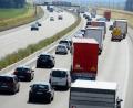 Symbolbild: Stefan Puchner/dpa
Autos und Lastwagen fahren auf eienr Autobahn.