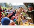 Bild: bsc
Für einen besonderen Tag in der freien Natur sorgte Naturpark-Ranger Jonas Ständer (rechts) bei der Umweltwoche des Kindergartens Friedenfels.