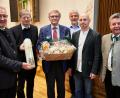 Bild: Michael Grundler/exb
Die Geistlichen Beiräte Pfarrer Hannes Lorenz und Pfarrer Norbert Götz (von links) übergaben dem scheidenden Kassier Herbert Katscher ein Geschenk. Die Pilgerführer Albert Denk, Johannes Popp und Bernhard Meiler schlossen sich dem Dank an.