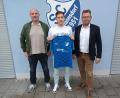 Bild: aho
Kevin Grünauer (Mitte) mit SV-Trainer Mario Albert und Abteilungsleiter Peter Fruth.