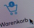 Symbolbild: Karl-Josef Hildenbrand/dpa
Eine Frau aus Grafenwöhr bietet auf einer Online-Plattform Waren zum Verkauf an - und wird betrogen.