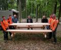 Bild: gz
Nur mit vereinten Kräften können die Bank-Tisch-Garnituren im Wildpark Eslarn abgeladen werden.