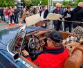 Bild: R. Kreuzer
Unter den Blicken zahlreicher Zuschauer hebt Oberbürgermeister Jens Meyer die Startflagge für Buwe Voit und Ehefrau Ella zur Ausfahrt in ihrem historsichen Mercedes Cabrio.