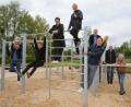 Bild: Wolfgang Steinbacher
Für die einen ist es ein Klettergerüst, die anderen wissen, dass es sich hier um eine Calisthenics-Anlage handelt. Bei der Eröffnung (von links): Martin Frey (Liste Amberg), Matthias Schöberl (CSU), Birgit Fruth (SPD), Thomas Bärthlein (TV 1861), OB Michael Cerny, Wolfgang Meier (Stadtverband für Sport), Fabian Klein (Sportreferent), Bernhard Scheidig (Sportamt) sowie Norbert Fischer (Ehrenvorsitzender Stadtverband für Sport).