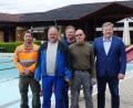 Bild: jp
Das Freibad Kastl geht mit einem neuen Team in die Saison. Von links: Tobias Lang, Vitus Lehmeier, der neue Bademeister, der bisherige Bademeister Jan Schönholz und Bürgermeister Stefan Braun.