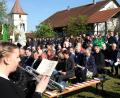 Bild: Hirsch
Festlicher Jubiläumsauftakt: Die Bewohner von Högling und Jeding versammelten sich zum Gottesdienst im Pfarrgarten. Die Fensterbacher Bläser ließen Loblieder erklingen.