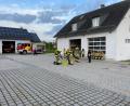 Bild: bk
Einen Löschangriff mit Atemschutz bauen junge Aktive der Marktfeuerwehr zu einem fiktiven Zimmerbrand auf.